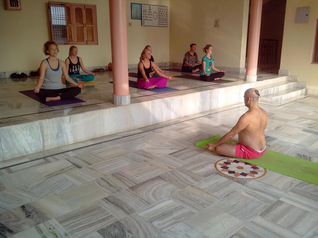 Отель Sri Yoga Mandir Варанаси Экстерьер фото